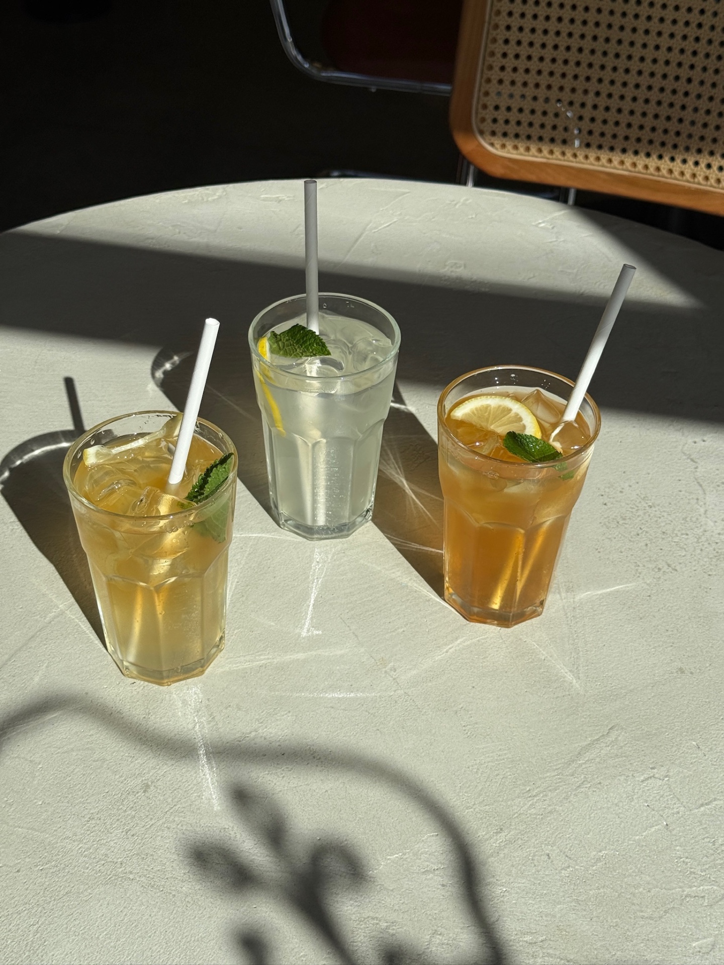 Trois limonades artisanales au citron et menthe au soleil
